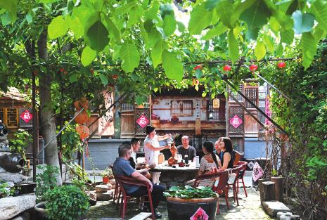 文化大院定襄縣晉昌鎮(zhèn)南西力村村民張秀芳利用自家院落自費(fèi)辦起了文化大院，在各個(gè)房間里分別陳列了剪紙、面塑、農(nóng)具和生活用品等。