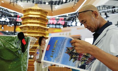 團(tuán)寵第七屆山西文化產(chǎn)業(yè)博覽交易會(huì)開幕當(dāng)日，朔州市朔城區(qū)委托山西晚報(bào)精心設(shè)計(jì)制作的《塞上首邑尚善朔城》特刊廣受青睞。