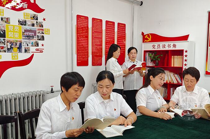 書香飄滿物流倉 支部讀書結(jié)碩果近日，華陽二礦物流配送中心倉庫黨支部借2025年全民讀書季契機(jī)，開展系列讀書活動(dòng)，讓紅色書香飄溢倉儲(chǔ)一線。