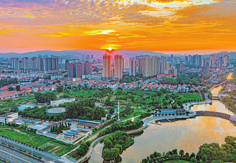 近日，長(zhǎng)治市潞州區(qū)，朝霞與城市公園、道路、民居交相輝映，美不勝收。